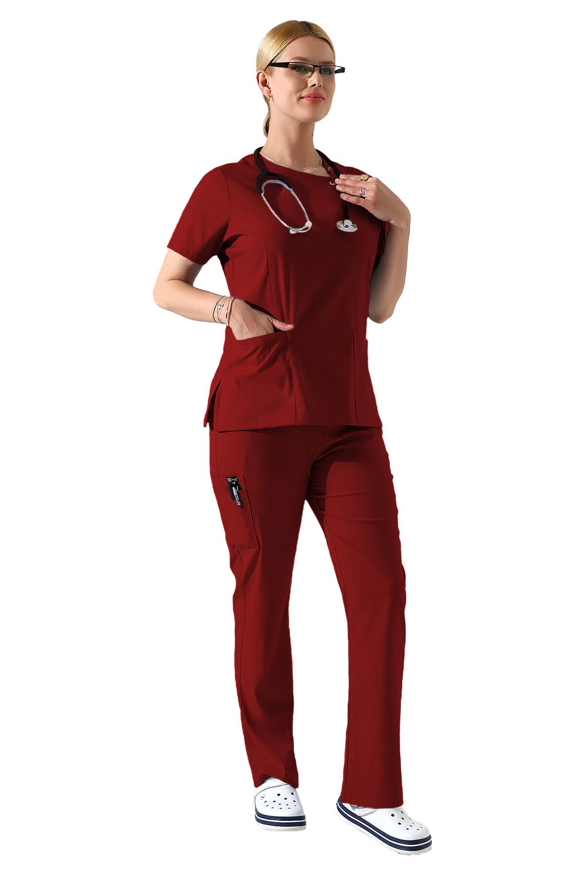 Bordo Likralı Yaka Kuşgözü ve Biye Detaylı Kadın Scrubs Takımı