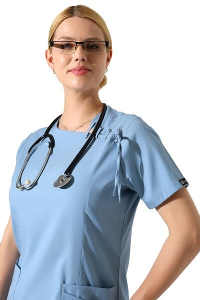 Açık Mavi Likralı Yaka Kuşgözü ve Biye Detaylı Kadın Scrubs Takımı