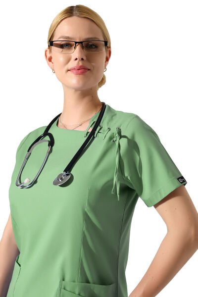 Mint Yeşili Likralı Yaka Kuşgözü ve Biye Detaylı Kadın Scrubs Takımı