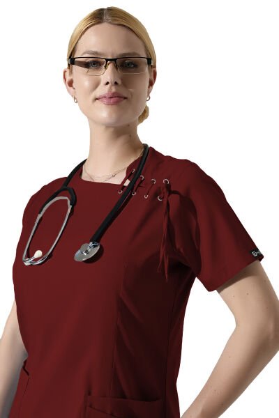 Bordo Likralı Yaka Kuşgözü ve Biye Detaylı Kadın Scrubs Takımı
