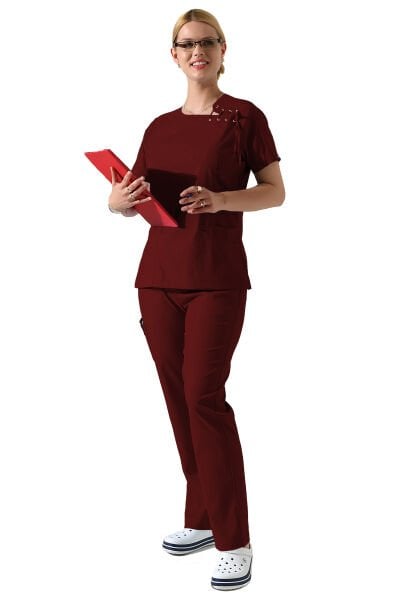 Bordo Likralı Yaka Kuşgözü ve Biye Detaylı Kadın Scrubs Takımı