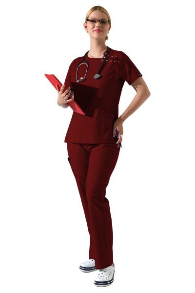 Bordo Likralı Yaka Kuşgözü ve Biye Detaylı Kadın Scrubs Takımı