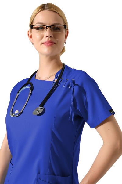 Saks Mavisi Likralı Yaka Kuşgözü ve Biye Detaylı Kadın Scrubs Takımı