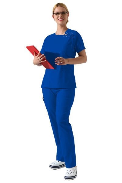 Saks Mavisi Likralı Yaka Kuşgözü ve Biye Detaylı Kadın Scrubs Takımı