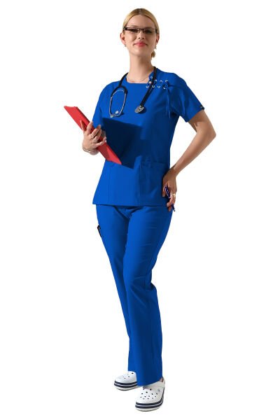 Saks Mavisi Likralı Yaka Kuşgözü ve Biye Detaylı Kadın Scrubs Takımı