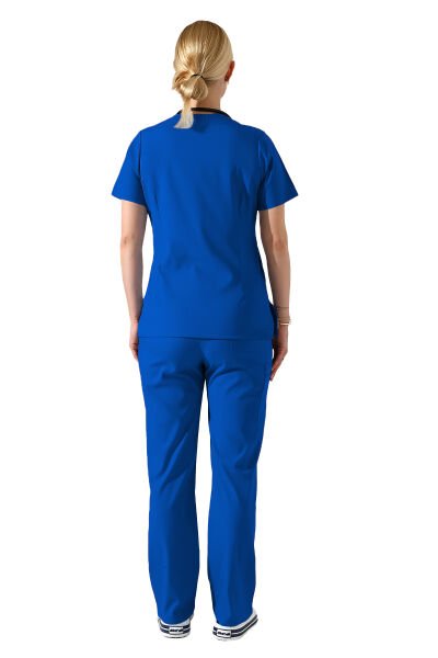Saks Mavisi Likralı Yaka Kuşgözü ve Biye Detaylı Kadın Scrubs Takımı