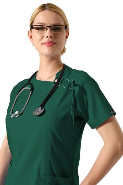 Yeşil Likralı Yaka Kuşgözü ve Biye Detaylı Kadın Scrubs Takımı
