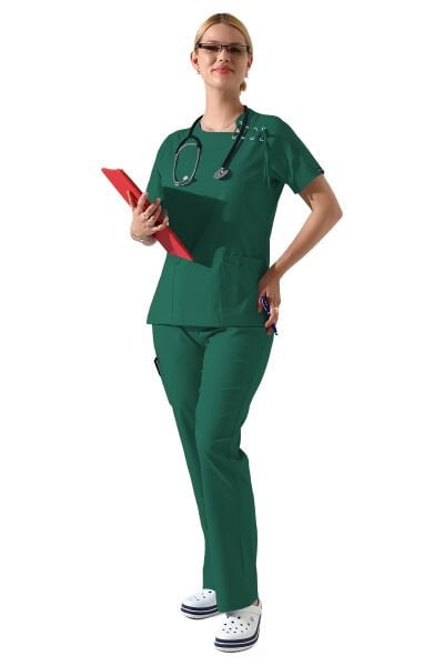 Yeşil Likralı Yaka Kuşgözü ve Biye Detaylı Kadın Scrubs Takımı