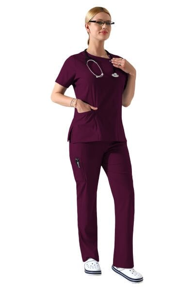 Mürdüm Likralı Yaka Kuşgözü ve Biye Detaylı Kadın Scrubs Takımı