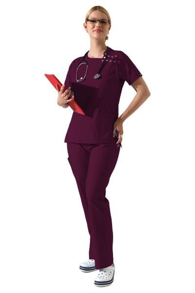 Mürdüm Likralı Yaka Kuşgözü ve Biye Detaylı Kadın Scrubs Takımı