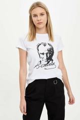 ATAÜRK BASKILI BEYAZ KADIN TİŞÖRT